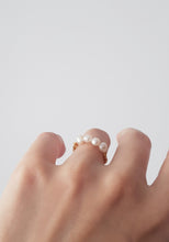 Load image into Gallery viewer, Wire-Wrapped Finger-Ring with Freshwater Pearls