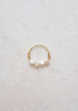 Load image into Gallery viewer, Wire-Wrapped Finger-Ring with Freshwater Pearls
