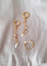 Load image into Gallery viewer, Wire-Wrapped Finger-Ring with Freshwater Pearls