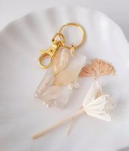 Load image into Gallery viewer, Pampas-Flower Pendant with golden Key-Chain