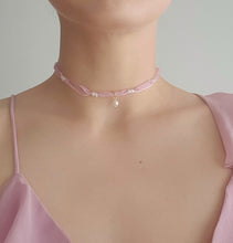 Load image into Gallery viewer, Rose Choker Pearl-Necklace