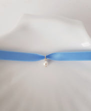 Load image into Gallery viewer, Blue Choker Pearl Necklace