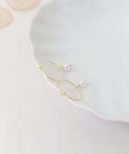 Load image into Gallery viewer, Classic - Golden Hoop Earrings with white Pearl