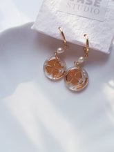 Load image into Gallery viewer, Shamrock Golden Resin Earrings