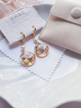 Load image into Gallery viewer, Shamrock Golden Resin Earrings