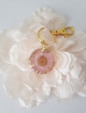 Load image into Gallery viewer, Real Daisy Flower-Pendant Pink