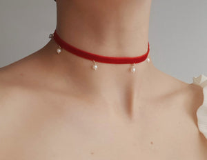 Multiple Pearl Velvet Choker in Dark-Red