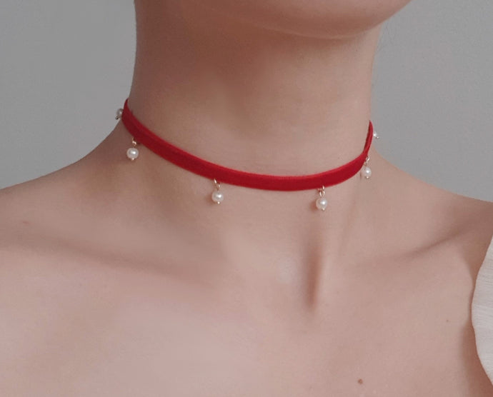 Multiple Pearl Velvet Choker in Dark-Red