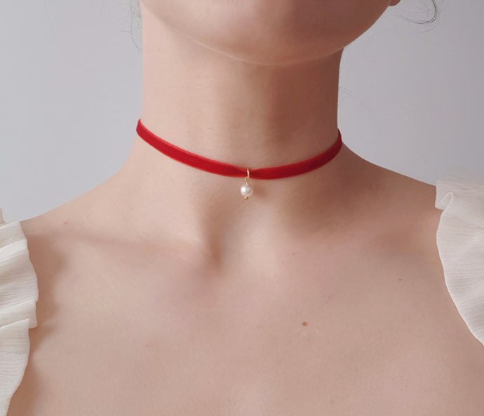 Single Pearl Velvet Choker in Dark-Red