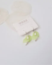 Load image into Gallery viewer, Pastell-Green Leaves Pearl Earrings