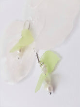 Load image into Gallery viewer, Pastell-Green Leaves Pearl Earrings