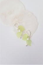 Load image into Gallery viewer, Pastell-Green Leaves Pearl Earrings