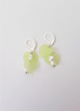 Load image into Gallery viewer, Pastell-Green Leaves Pearl Earrings