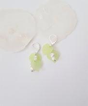 Load image into Gallery viewer, Pastell-Green Leaves Pearl Earrings