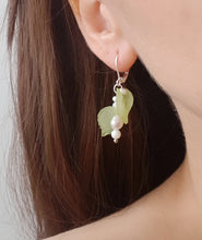 Load image into Gallery viewer, Pastell-Green Leaves Pearl Earrings