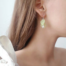 Load image into Gallery viewer, Pastell-Green Leaves Pearl Earrings