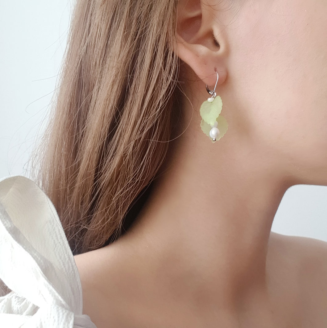 Pastell-Green Leaves Pearl Earrings