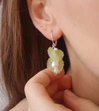 Load image into Gallery viewer, Pastell-Green Leaves Pearl Earrings